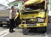 Truk Muatan Galon Tabrak Truk di Depannya, Sopir Terjepit