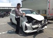 Mobil Ambulan Alami Kecelakaan Setelah Trobos Lampu Merah, Ini Akibatnya