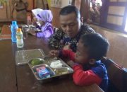 Wamen Dikdasmen Tinjau Pelaksanaan MBG di Klaten dan Juga Berikan Hadiah