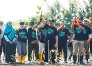 Gubernur Jateng dan Bupati Kendal Pimpin Penanaman Mangrove di Pantai Muara Kencana