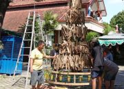 Pohon Natal Setinggi 6 Meter Terbuat dari Susunan Ratusan Potong Kayu dan Bibit Buah.