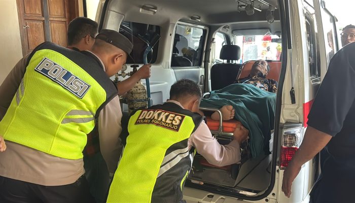 Tim Kesehatan Polres Sukoharjo Berikan Penanganan Medis Cepat Terhadap Seorang Jemaat Gereja yang Alami Sesak Napas Saat Ikuti Ibadah Misa Natal,