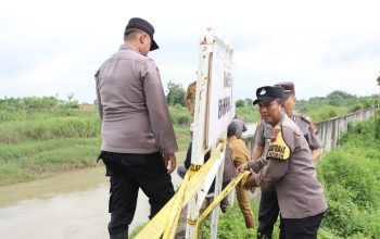 Polsek Patebon bersama Pemerintah Desa Lanji Pasang Papan Peringatan di Atas Tanggul Kali Bodri