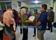 Bupati Kendal Pantau Pelaksanaan Pengobatan Massal Gratis Pasca Banjir, di Kelurahan Kalibuntu Wetan