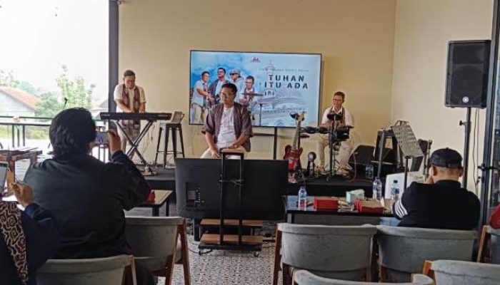 Meski Sibuk, Bupati Klaten Masih Sempat Luncurkan Lagu Religi bersama Personil Jikustik