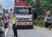 Truk Kontainer Tabrak Pohon Mangga di Jalur Jogja-Solo, Sempat Picu Kemacetan Panjang