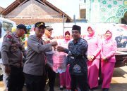 Polres Kendal Salurkan Bantuan Air Bersih kepada Warga Sirowo Sidomakmur