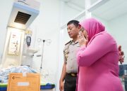 Kapolres Klaten dan Ibu- Ibu Bhayangkari Tengok Bayi yang Dibuang di Kebun Jagung
