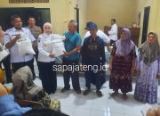 Bupati Tika Serahkan Bantuan Beras kepada 179 Warga Desa Penjalin Brangsong