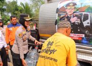 Polres Kendal Salurkan 10.000 Liter Air Bersih dan Sembako di Desa Sidomakmur, Ini yang Disampaikan Kapolres