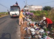 Pemdes Purworejo Kerja Bakti Bersihkan Sampah Menumpuk di Pinggir Jalan Raya