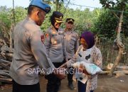 Kapolres Kendal Salurkan 150 Kg Beras kepada  30 KK di Gempolsewu