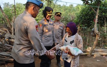 Kapolres Kendal Salurkan 150 Kg Beras kepada  30 KK di Gempolsewu