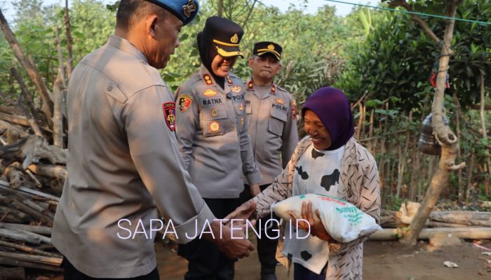 Kapolres Kendal Salurkan 150 Kg Beras kepada  30 KK di Gempolsewu