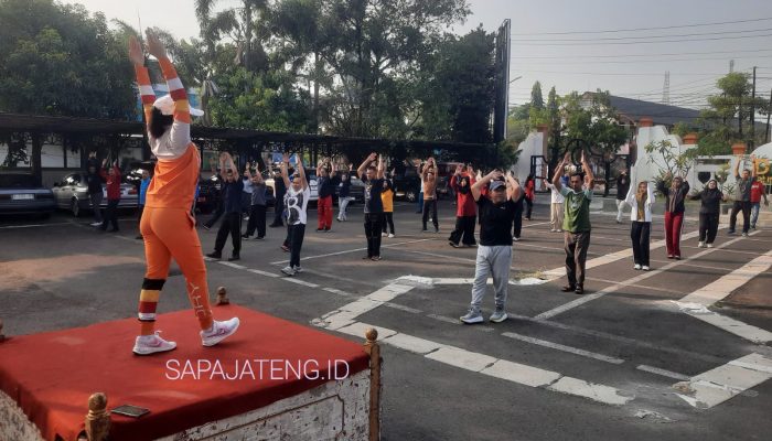 80 Pegawai di Lingkungan Sekretariat DPRD Kendal Ikuti Senam Aerobic Bersama untuk Keakraban Bersama